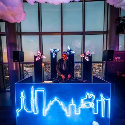 DJ nastup na otvaranju Belgrade 360 Deck-a sa neonskim skyline pultom i pogledom na Beograd.