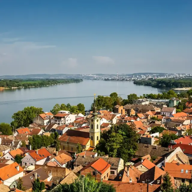 Gardoš (1) Pogled sa Gardoša na crvene krovove starog Zemuna, Dunav i horizont Beograda u pozadini.