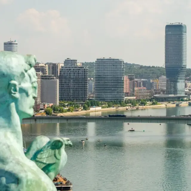 Kalemegdan_ Pogled sa Kalemegdana na Savu, Beograd na vodi i Kulu Beograd sa skulpturom Pobednika u prvom planu.