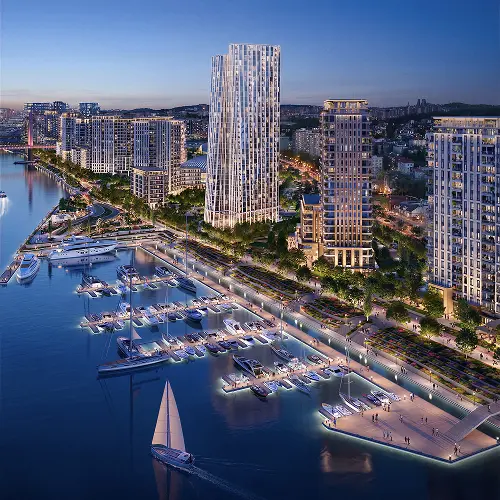 Panorama Belgrade Waterfront Marine sa luksuznim jahtama i zgradama pored Save tokom ljubičastog zalaska sunca.